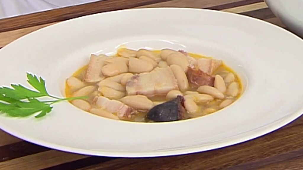 Plato de la receta de fabes asturianas de Karlos Arguiñano. Antena3 