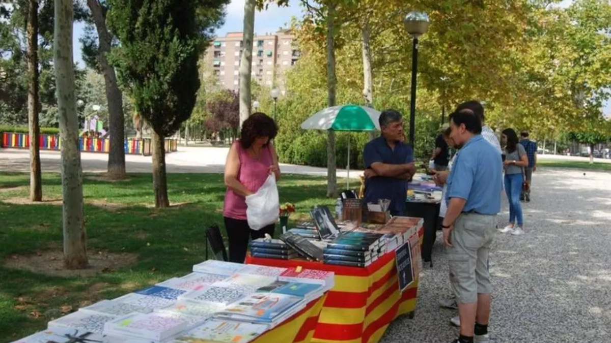 El parque de La Aljafería de Zaragoza acoge este sábado la XII Feria del Libro Aragonés