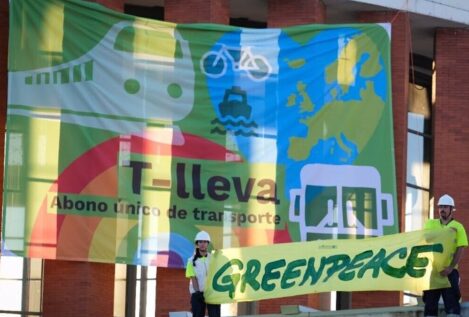 Greenpeace despliega una pancarta gigante en Atocha para pedir un abono único de transporte