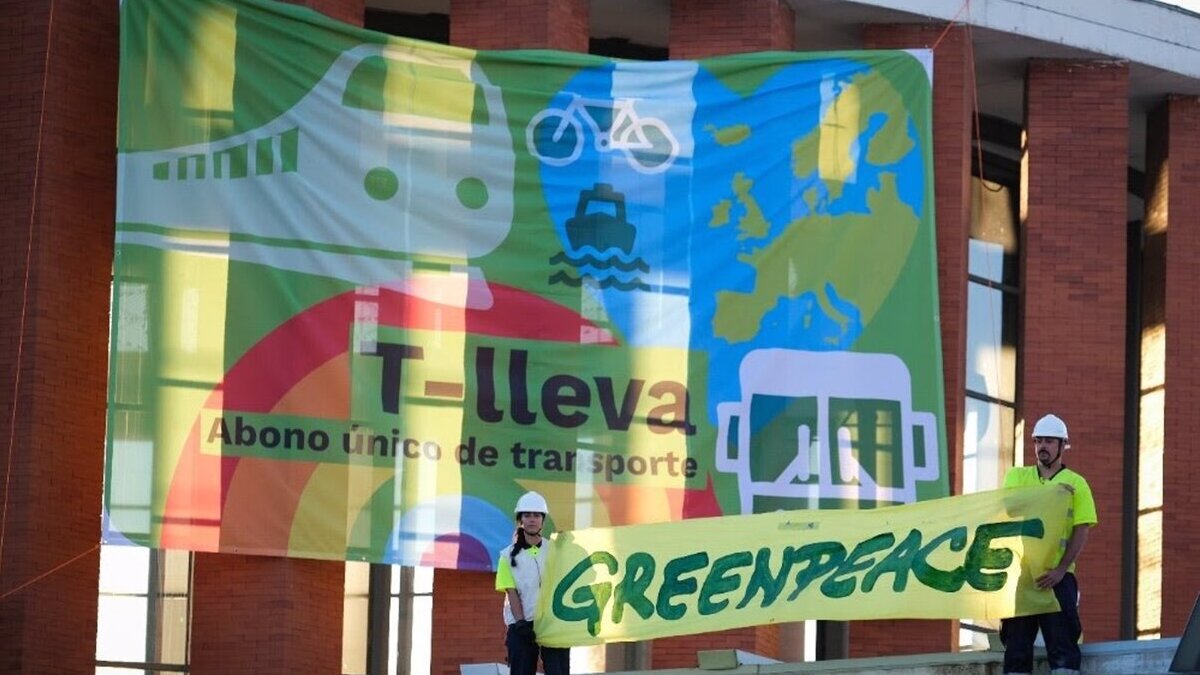 Greenpeace despliega una pancarta gigante en Atocha para pedir un abono único de transporte