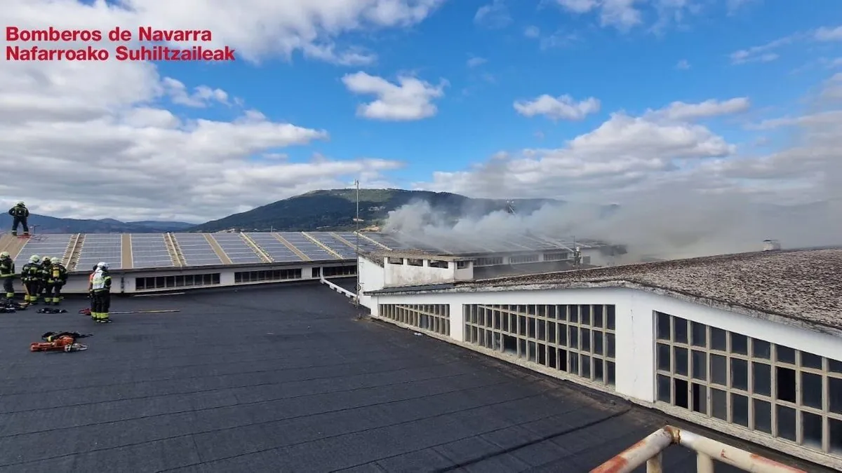 Controlado un incendio en la cubierta del edificio de la Policía de Pamplona: sin heridos