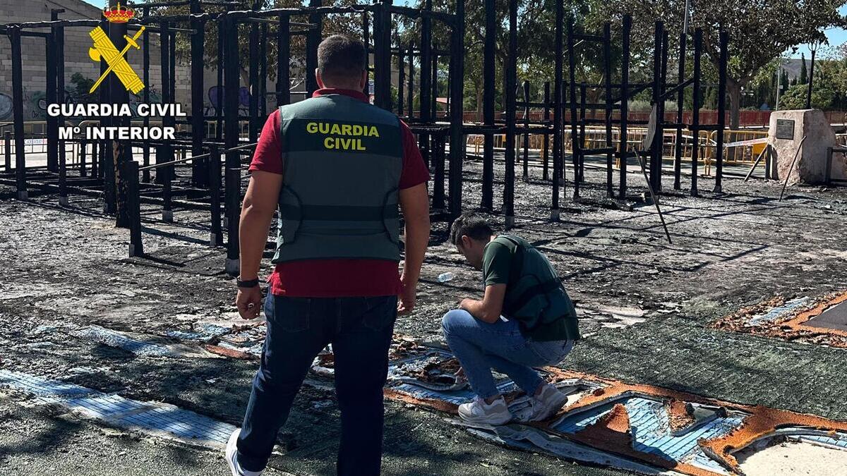 La Guardia Civil identifica a dos menores por el incendio de un parque infantil en Jumilla, Murcia