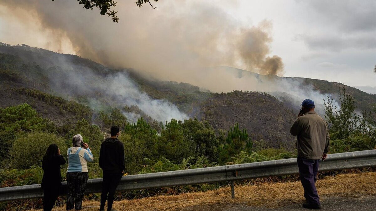 El incendio de Oímbra (Orense) sigue activo y el de Crecente (Pontevedra) logra estabilizarse