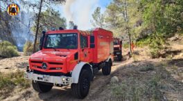 El incendio forestal de Simat (Valencia) continúa activo: medios aéreos se suman a la extinción