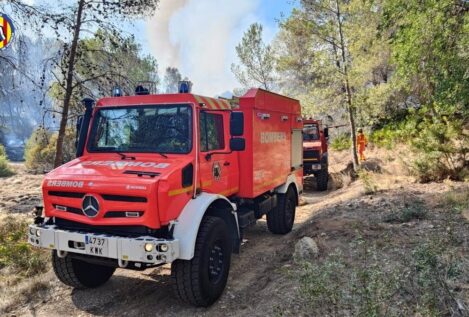 El incendio forestal de Simat (Valencia) continúa activo: medios aéreos se suman a la extinción