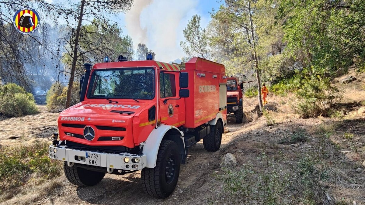 El incendio forestal de Simat (Valencia) continúa activo: medios aéreos se suman a la extinción