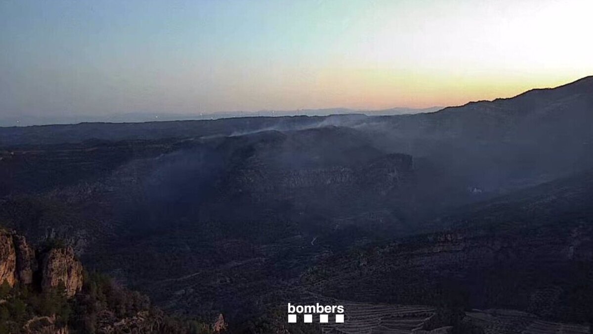 El Gobierno envía cuatro unidades aéreas para combatir el incendio de Cabacés (Tarragona)