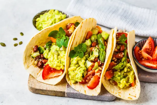 Tacos veganos de quinoa y frijoles negros. 
vaaseenaa Unsplash