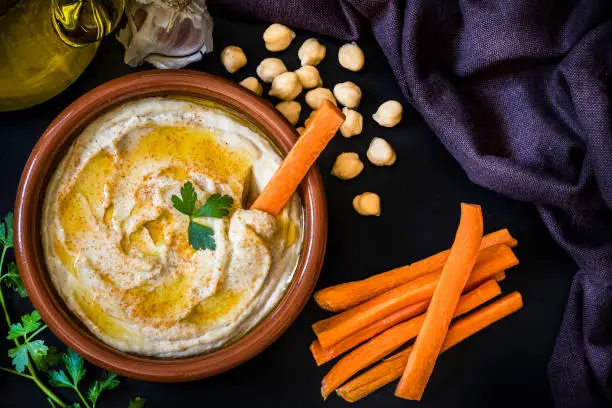 'Hummus' con palitos de zanahoria. carlosgaw, Unsplash