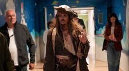 Johnny Depp visita a los niños ingresados en el Hospital Donostia vestido como Jack Sparrow