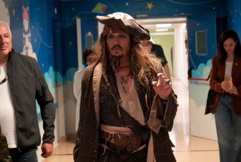 Johnny Depp visita a los niños ingresados en el Hospital Donostia vestido como Jack Sparrow