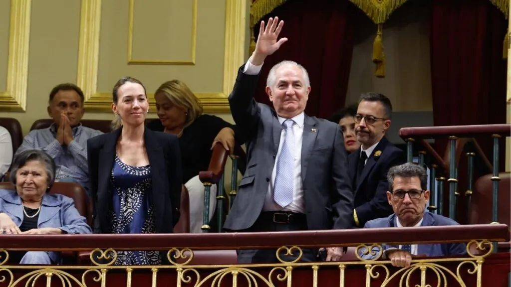 El ex alcalde de Caracas, Antonio Ledezma (c), y la hija de Edmundo gonzález, Carolina González (c-i), durante el Pleno del Congreso este martes, en Madrid. 