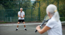 Si quieres vivir más años, juega al tenis: la ciencia comprueba que aumenta la longevidad