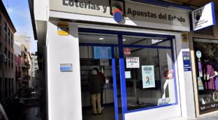 Moncloa sitúa a Loterías, Aena, Correos y Renfe entre los mayores anunciantes de España