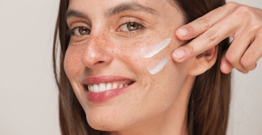 Mujer utilizando una crema antimanchas. (Fuente: Isdin)