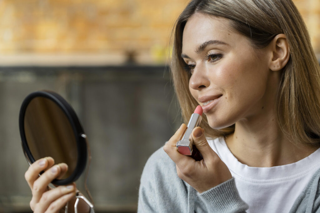 Muchos errores de maquillaje están relacionados con los labios. (Fuente: Freepik)