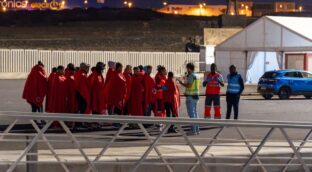 El Gobierno excluye a País Vasco y Cataluña del reparto de menores inmigrantes de Canarias
