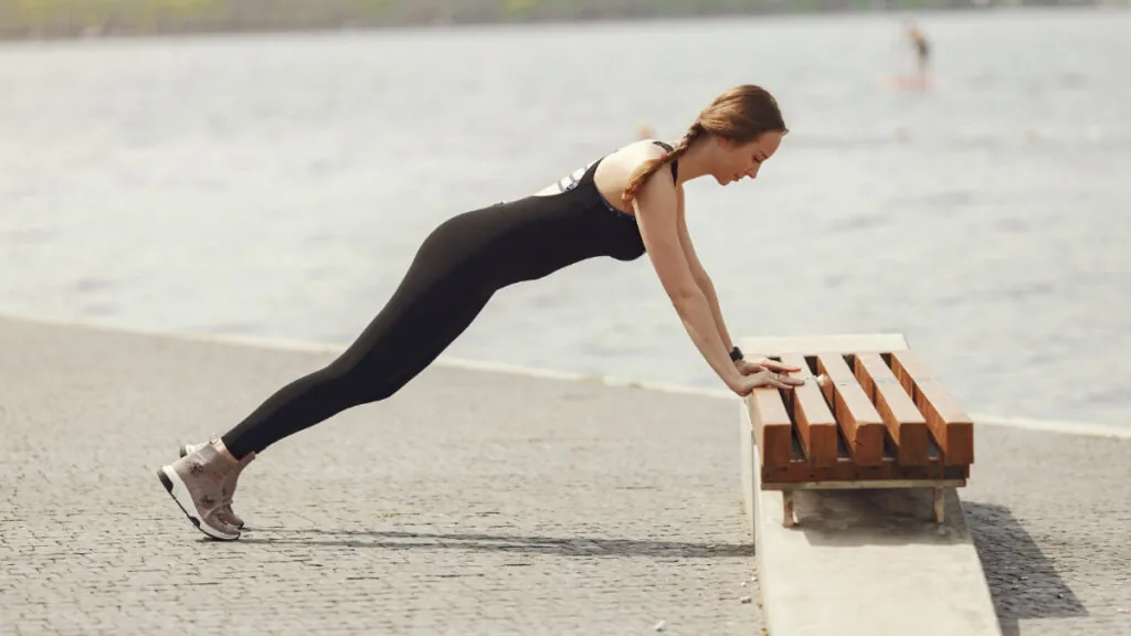 mujer-ejercicio-pecho-firme-flexiones