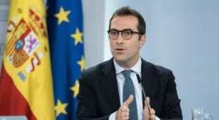 Las agencias de riesgo alertan de que España podría crecer menos y tener más déficit