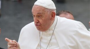 El papa Francisco interrumpe la lectura de su homilía «por dificultades en la respiración»