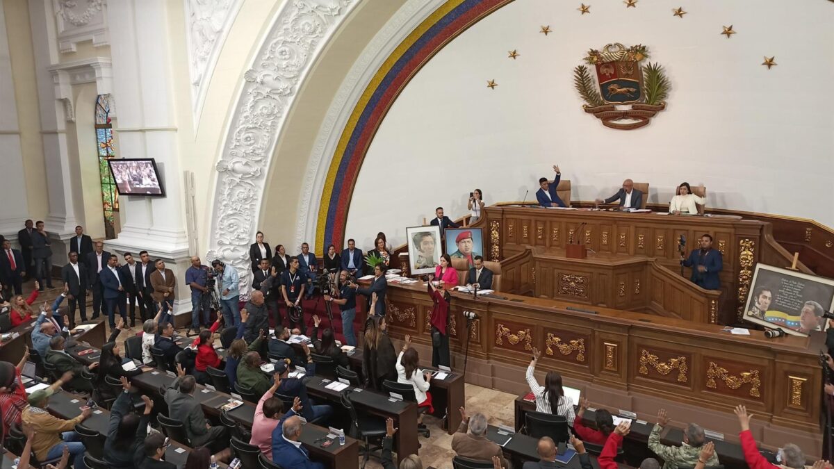 El Parlamento venezolano presenta la resolución para pedir la ruptura con España