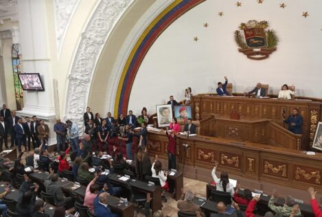 El Parlamento venezolano presenta la resolución para pedir la ruptura con España