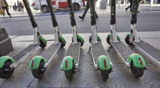 Madrid revocará la autorización para 6.000 patinetes y los retirará antes de octubre