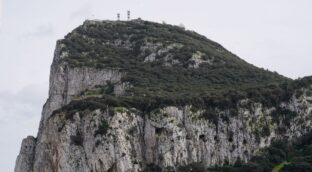 Denuncian ante Bruselas que Gibraltar importa piedras de España para rellenos del Peñón