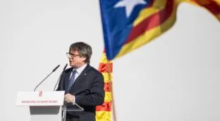 Levantan la suspensión a dos de los mossos acusados de ayudar a huir a Puigdemont