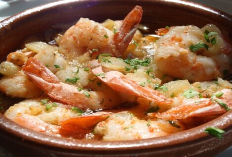 Descubre el origen de la receta de las gambas al ajillo y cuántas calorías tiene este plato