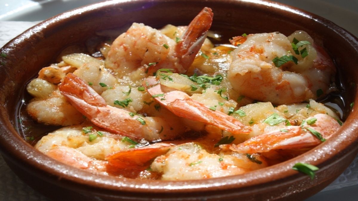 Descubre el origen de la receta de las gambas al ajillo y cuántas calorías tiene este plato