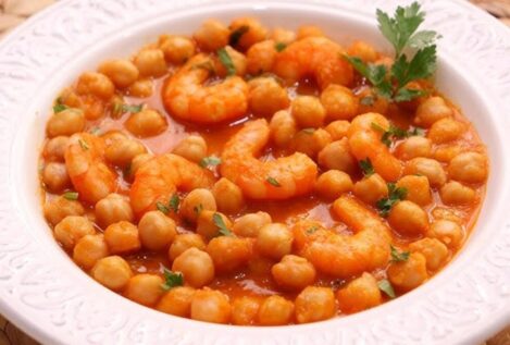 Así se hace la receta de garbanzos con langostinos de Karlos Arguiñano