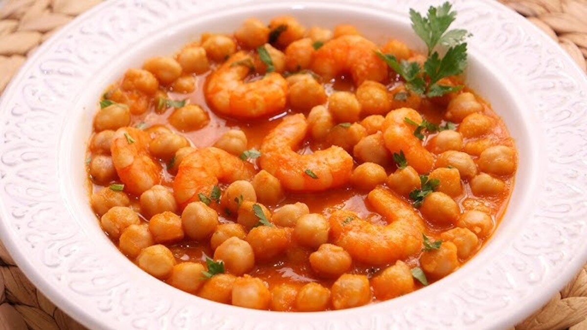 Así se hace la receta de garbanzos con langostinos de Karlos Arguiñano