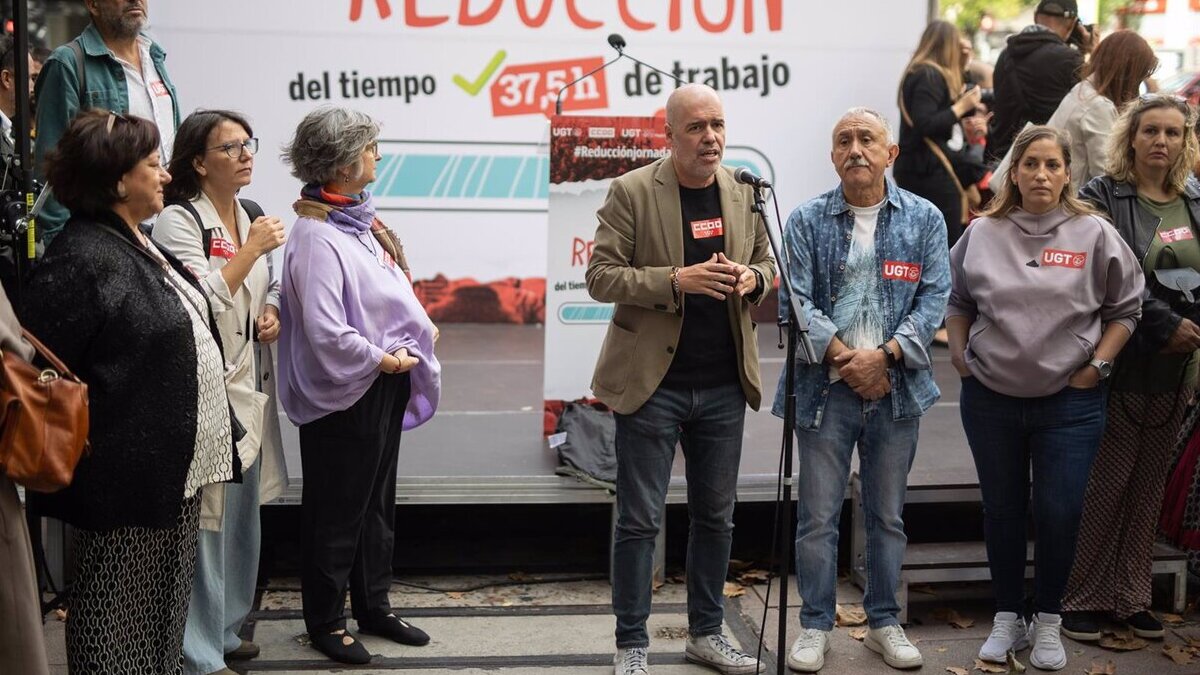 Un millar de trabajadores se manifiestan ante la CEOE en defensa de la reducción de jornada