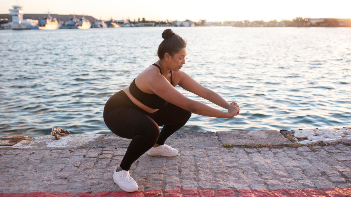 Sentadilla sumo, la mejor versión para entrenar glúteos: qué es y cómo hacerla perfectamente