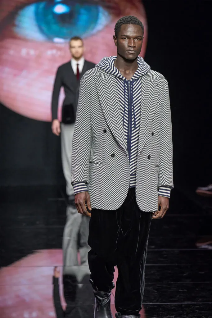 Sudadera combinada con blazer en el desfile de Giorgio Armani