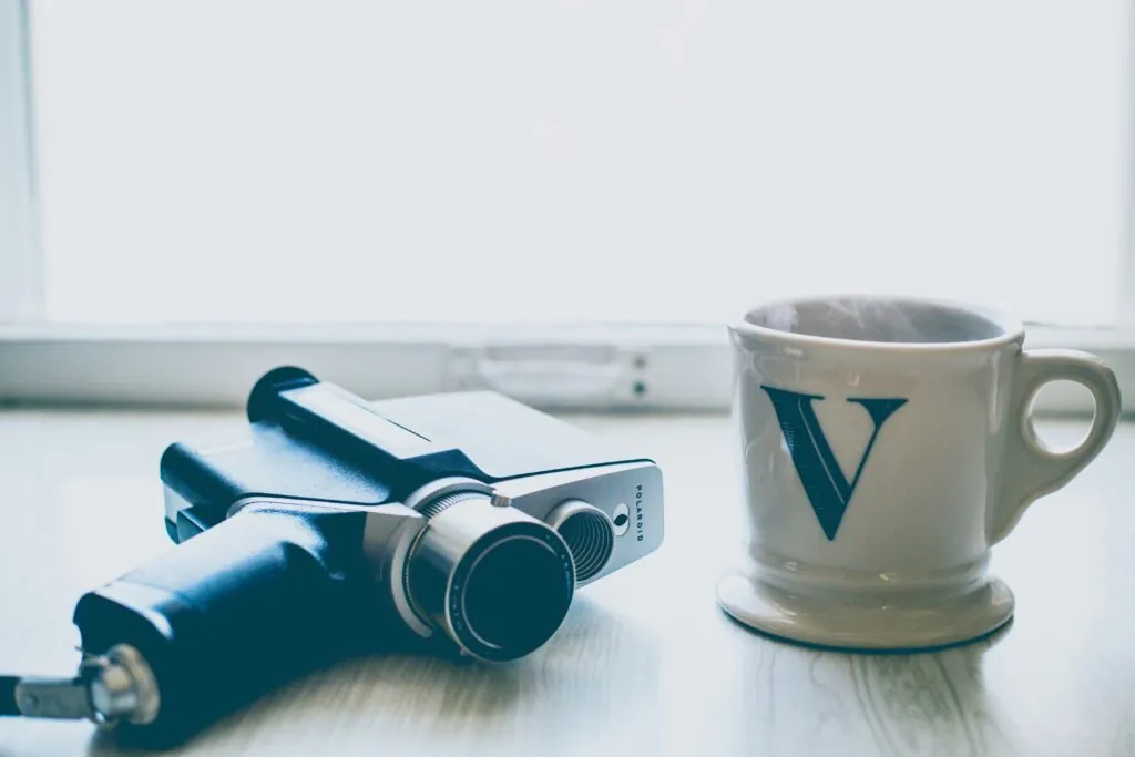 Taza con la letra «v». 
Taylor Grote Unsplash