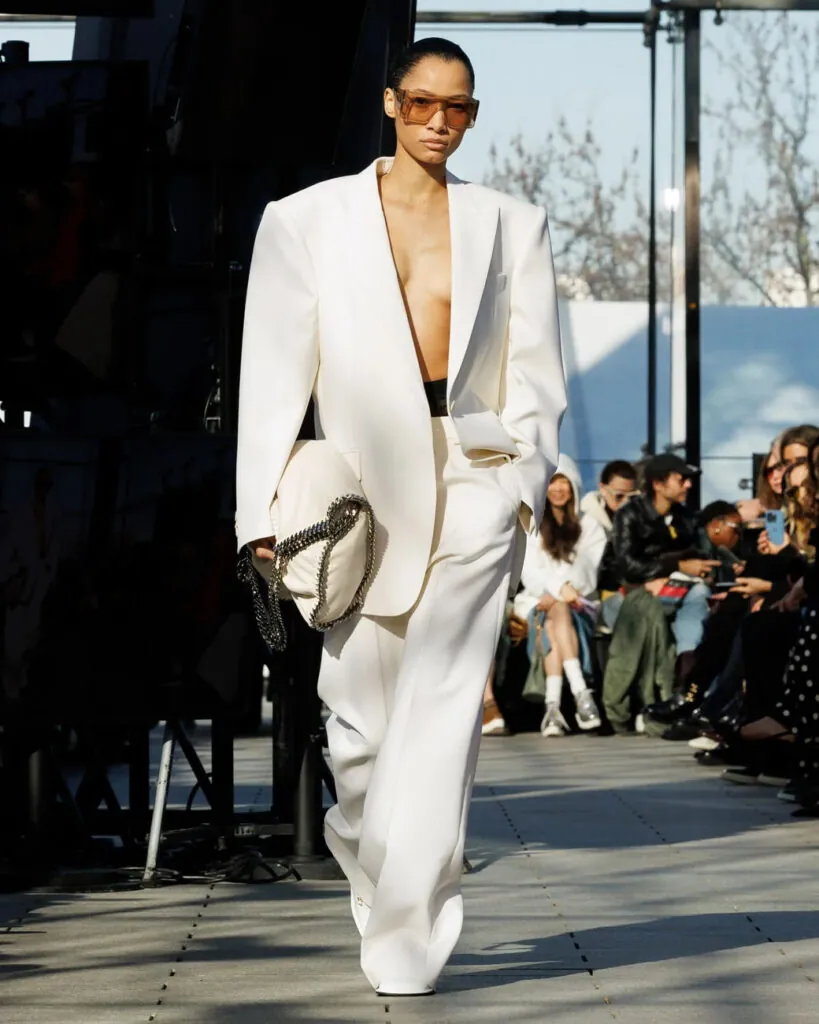 Traje oversize en color blanco de Stella McCartney