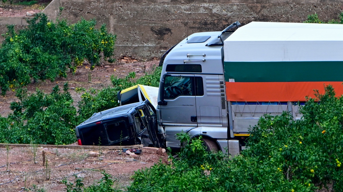 Tres muertos y cuatro heridos al perder los frenos un camión en Benifairó de les Valls