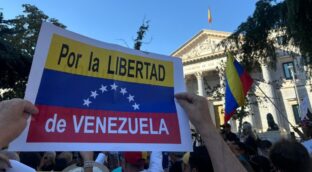 Cientos de venezolanos reivindican frente al Congreso la victoria de la oposición