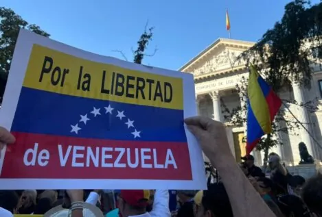 Cientos de venezolanos reivindican frente al Congreso la victoria de la oposición