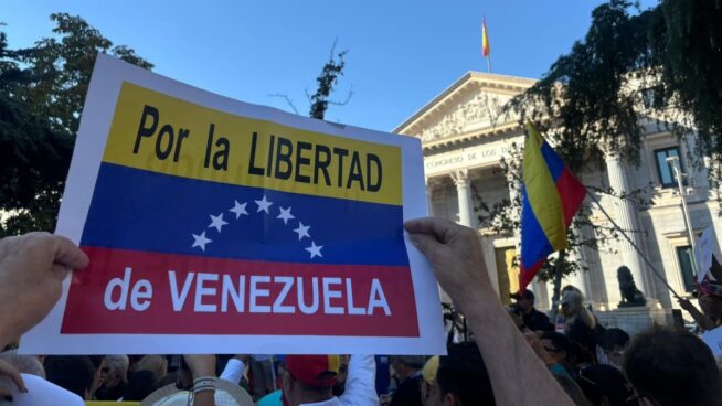 Cientos de venezolanos reivindican frente al Congreso la victoria de la oposición