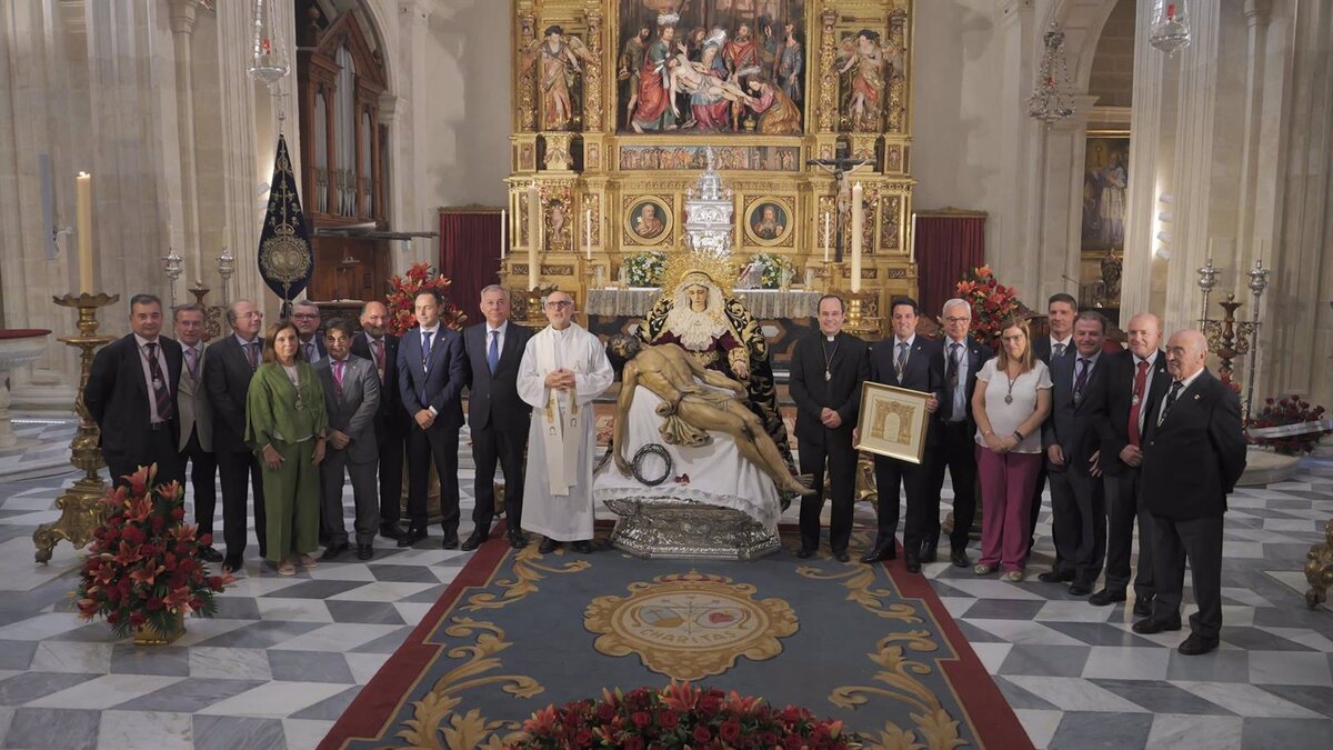 Sevilla impone a la Virgen de la Piedad de la Hermandad del Baratillo la Medalla de la Ciudad