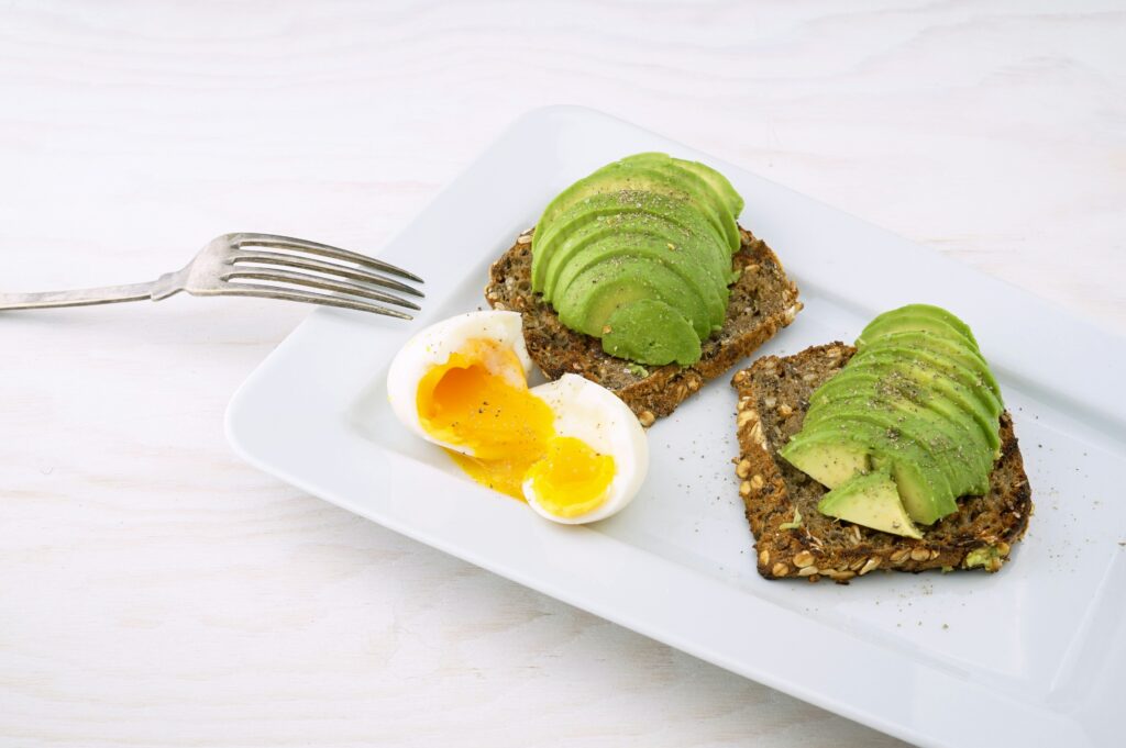 Tostada integral con aguacate y huevo. 
Wesual Click, Unsplash