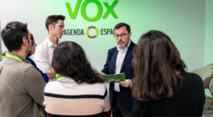 Vox juega «partida a partida» en las regiones del PP: bien en Valencia, mal en Castilla y León