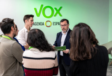 Vox juega «partida a partida» en las regiones del PP: bien en Valencia, mal en Castilla y León