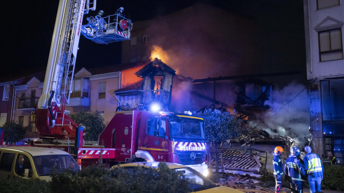 Fallecen tres personas en la explosión de un edificio en La Albericia (Santander)