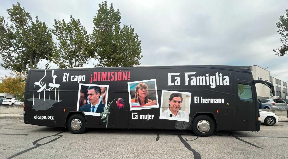 Hazte Oír presenta un bus para enseñar los casos de corrupción que rodean a Sánchez