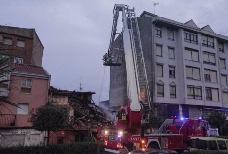 Tres edificios desalojados tras derrumbarse por una explosión en Santander