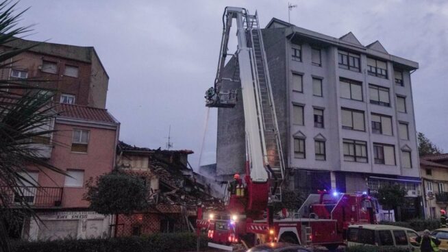 Tres edificios desalojados tras derrumbarse por una explosión en Santander